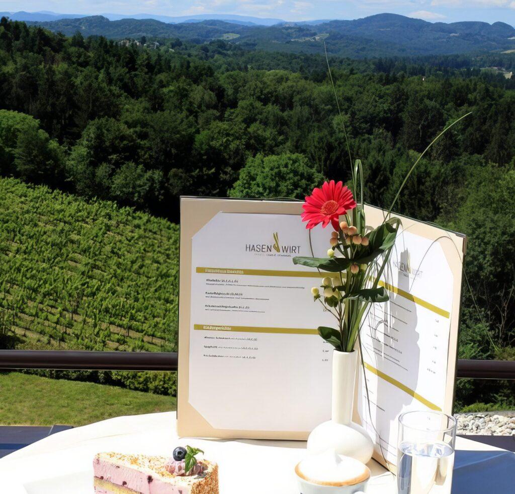 Tischdekoration im Restaurant Hasen & Wirt mit Blick auf die Weinberge